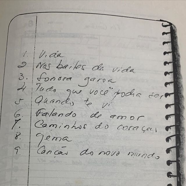 Isso era uma lista da #ElisRegina feita um pouco antes dela morrer, provavelmente uma ideia de repertório para o álbum que começava a ser trabalhado no começo de 1982. Falei sobre essa listinha no meu site www.wakabara.com (ou link na bio) - como