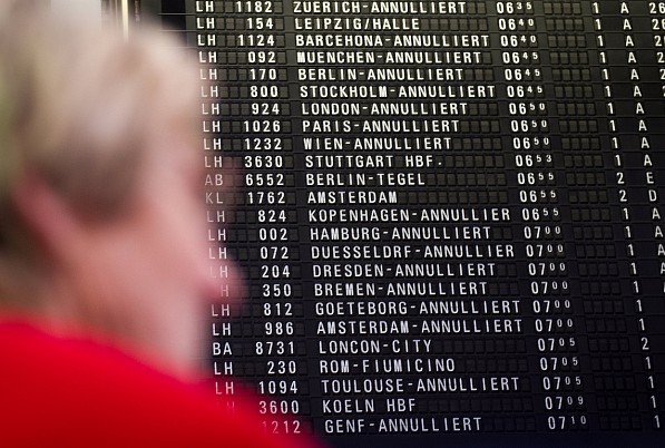 Eine Anzeigetafel weist auf gestrichene Flüge hin. © dpa /Christoph Schmidt