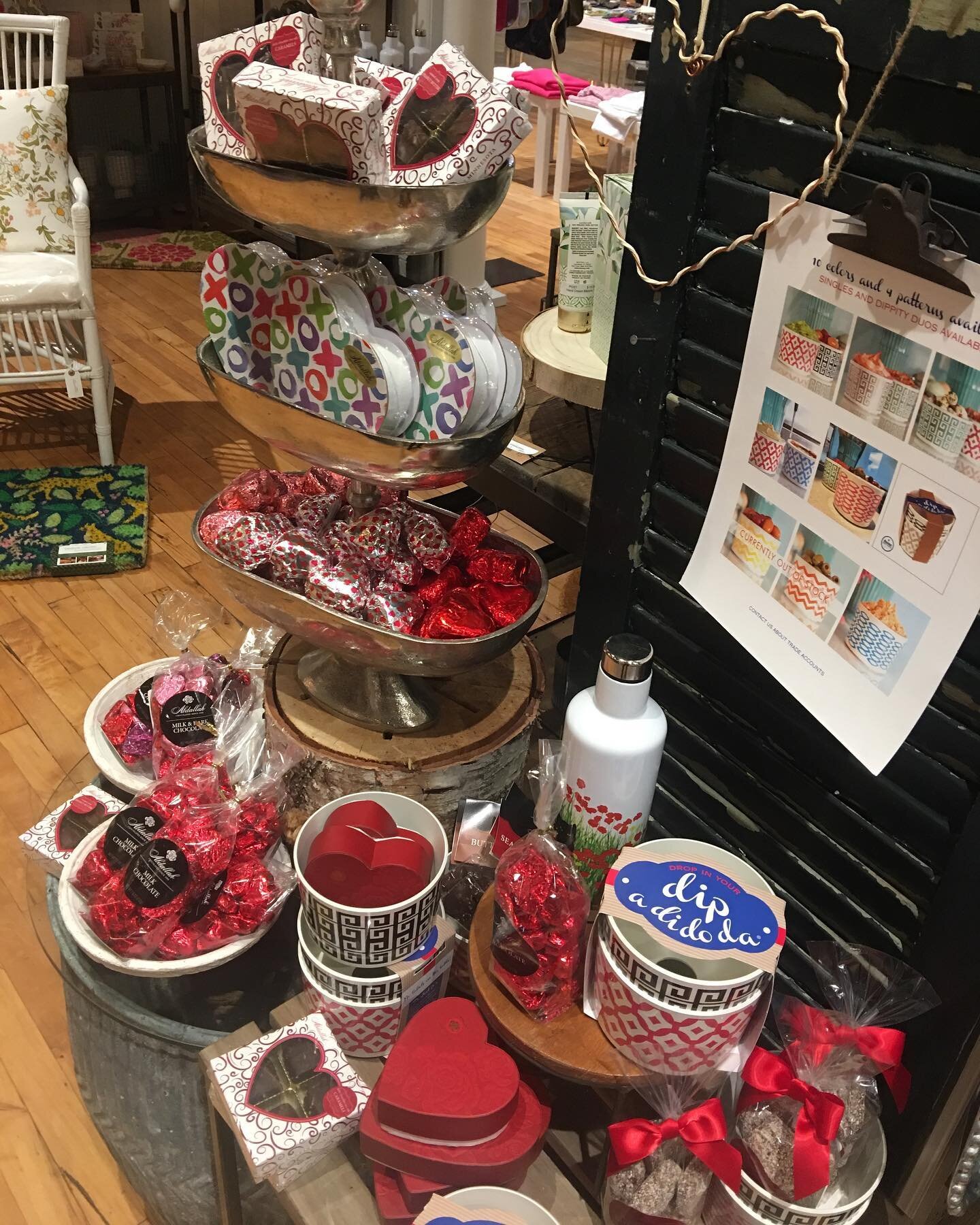 Grab the perfect Valentine&rsquo;s gift for your love, galpals, teachers, or family in Style Post!! New chocolates and candles with free gift wrapping will make your shopping easy!
.
.
.
.
#rva #shoprva #valentine #valentinesday #shopsmall #rvaexperi