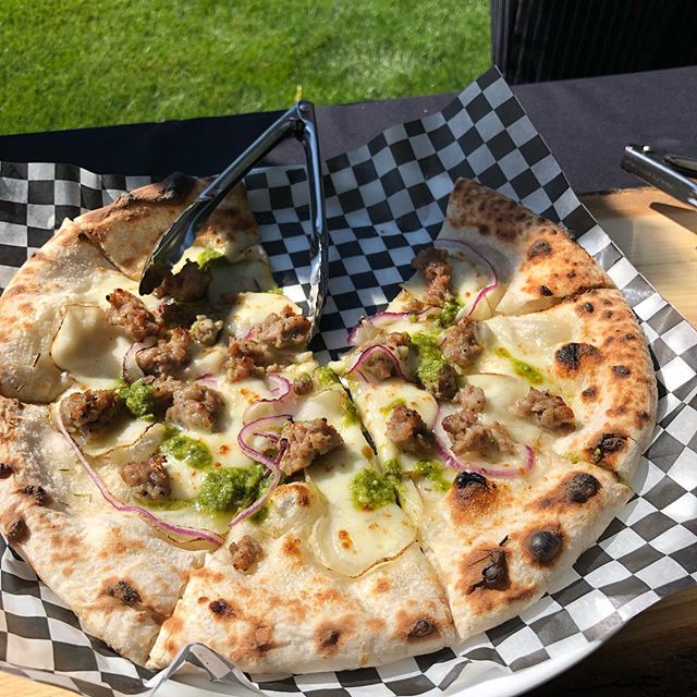 Fast greens, hot pizza!!!! We had a great time today Heron Point Golf and Country Club for the Men&rsquo;s League End of Season Tournament. ⛳️ #pizza #golf #crostapizzaco