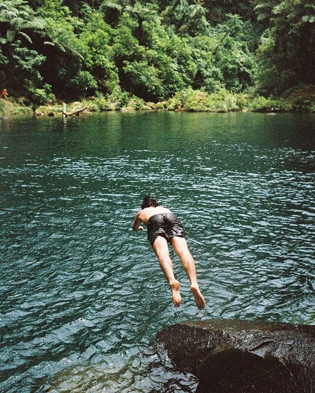 Benjamin in front of a (freakyfreaking cold) waterfall #35mm #nikonosproject