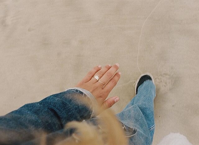 Liz&rsquo;s recycled gold rings are glued to my fingers for good. She&rsquo;s a genius and makes raw and beautiful pieces + her view of a sustainable way of living is just gold. Have a little glimpse on her work @argentsilversmith 🐚🌜