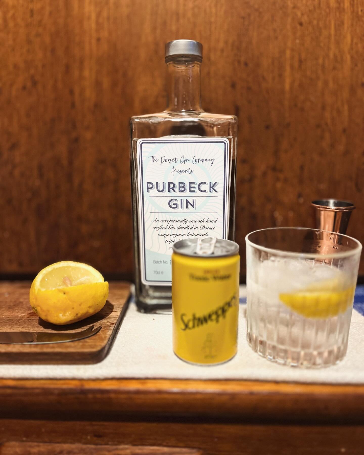 Mothers Ruin.

Saffron Darby suggests that the  @dorsetgincompany Purbeck Gin which we were very kindly given yesterday by a Gentleman with impeccable taste and of course style, is not to be taken lying down. Au contraire.. 

Last night a G&amp;T, to
