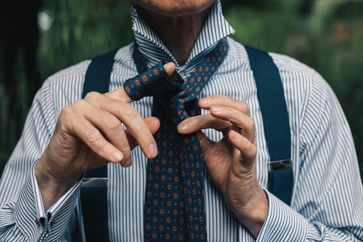Two in Hand.

With Ties as soft as those hand crafted by @f.marino_napoli it is possible to forget you are wearing one at all.. 

Using the finest Italian silks and wool cloths they hand-cut and sew their ties using traditional methods handed down th