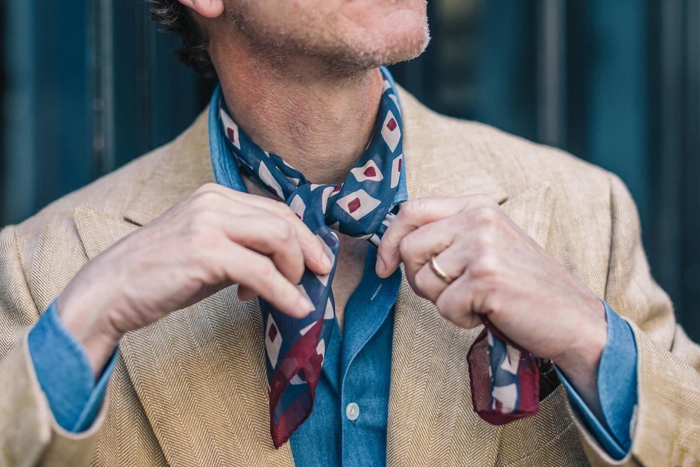 Under Dressed. 

When a Necktie can appear too much but sans Tie is not enough, consider the Neckerchief or Bandana as they say in Italy, your friend.

Handrcrafted with rolled edges using the finest silk/cotton fabric the jubilantly geometric patter