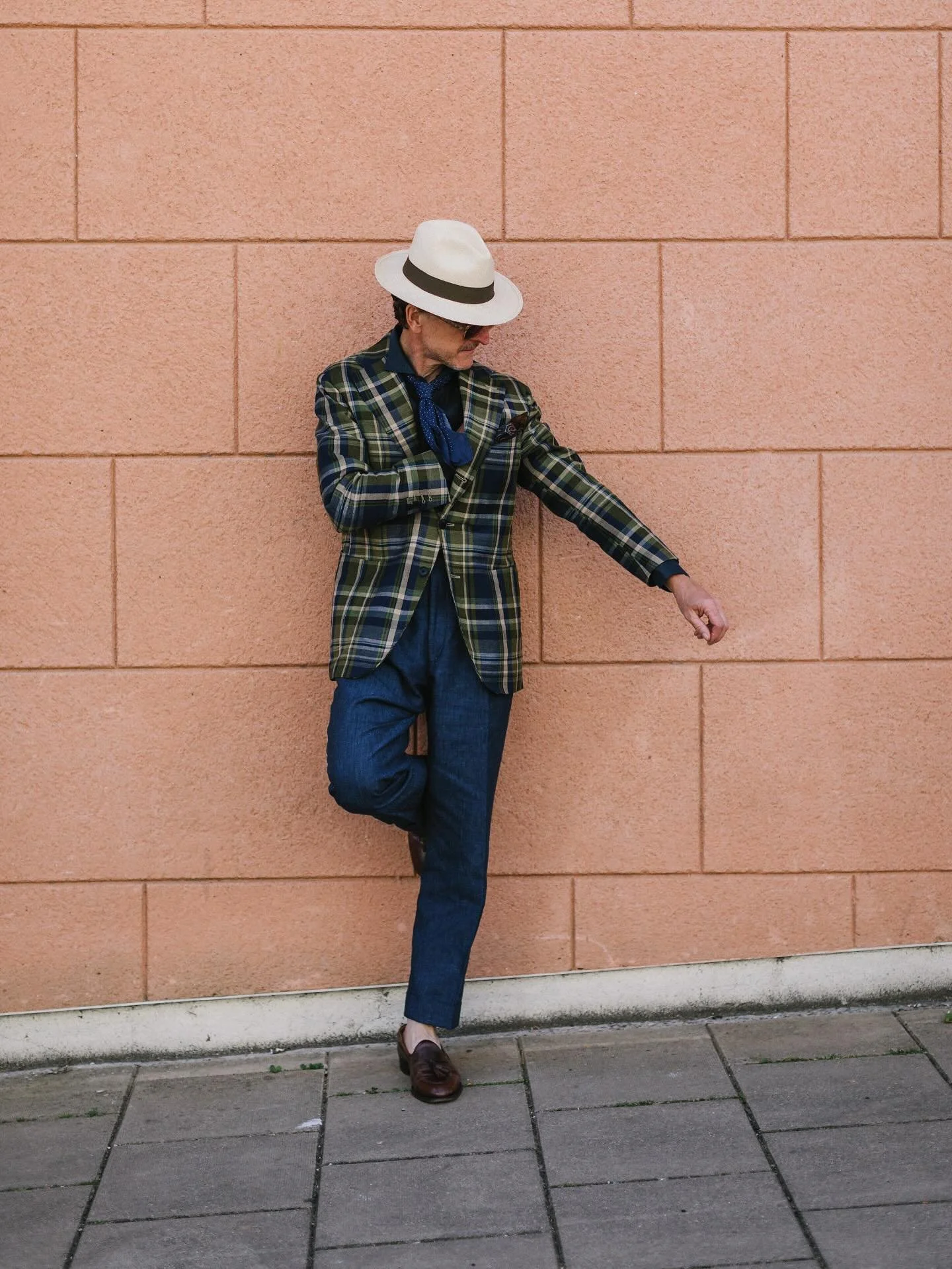 Shooting Cuff.

Fatto-in-Italia Jacket in @foxbrothers1772 linen/wool blue/green/yellow Madras check
Fatto-in-Italia Shirt in navy linen @borriellonapoli 
Fatto-in-Italia hi-waisted Trousers with turn-up in @caccioppoli1920 cotton/linen chambray
Silk