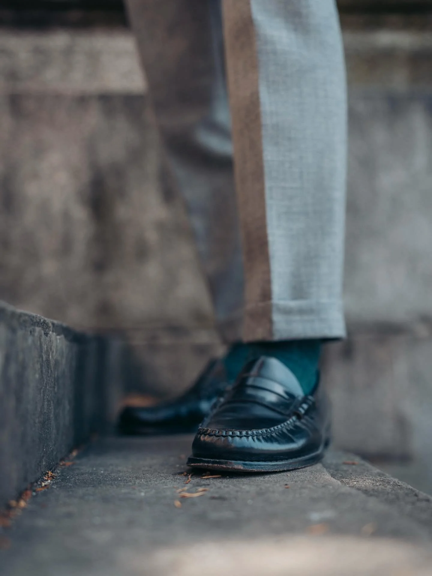 Stay Pressed.

Fatto-in-Italia Trousers in @harrisons1863 light grey marl Spring Ram. 

Reared, shorn, woven and finished in Yorkshire. 

📸 @remcomerbis 

#tailormade #trousers #socks #accessories #menswear #womenswear #bristol #london #brownintown