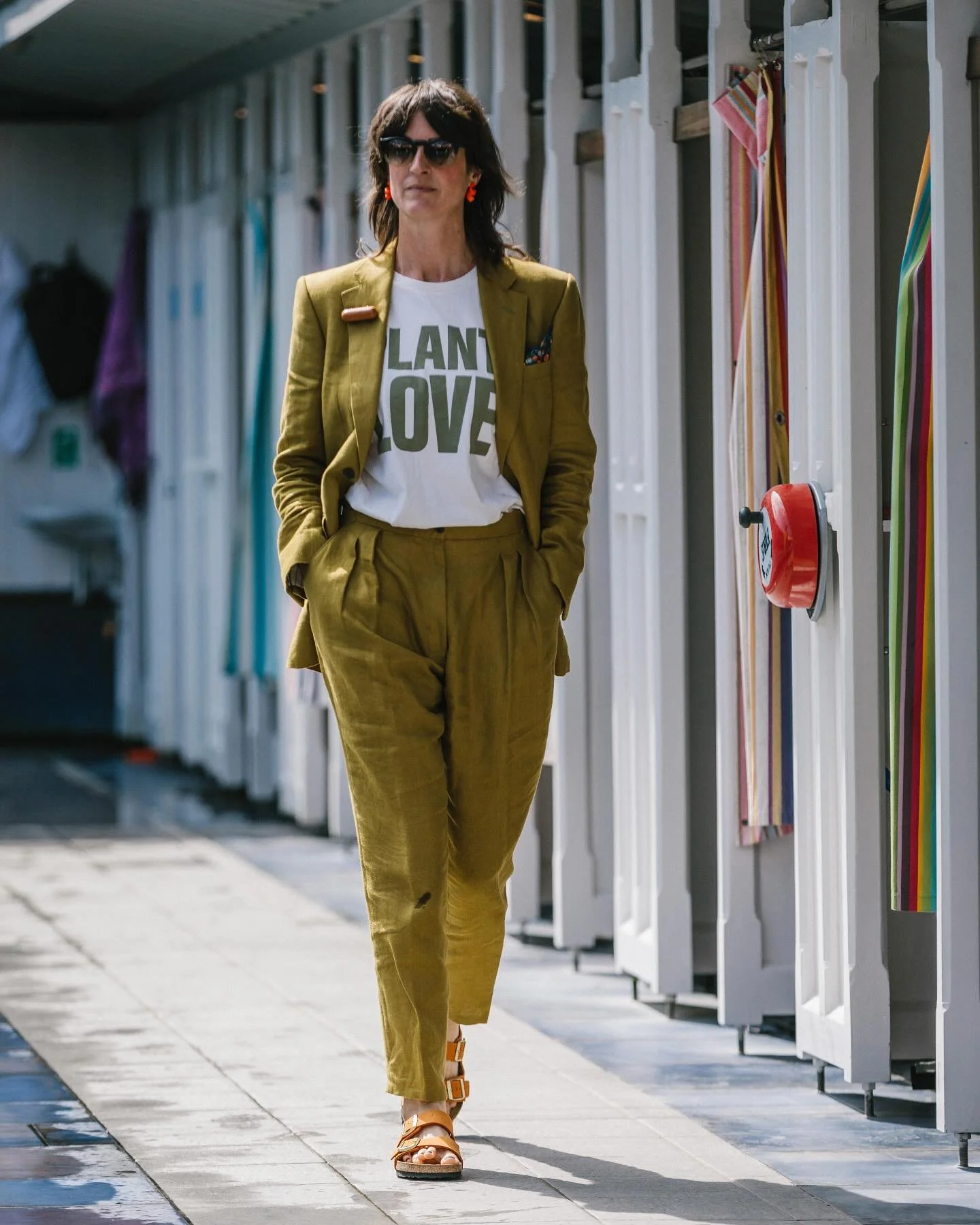 Plant Love.

Planty Jane wears our Boys Blazer as suit in @dugdalebrosandco Lisburn linen
Pochette @fornariofficial 
Organic Plant Love T @chooselove 

📸 @remcomerbis 

#tailormade #suits #shirts #trousers #jackets #womenswear #menswear #brownintown
