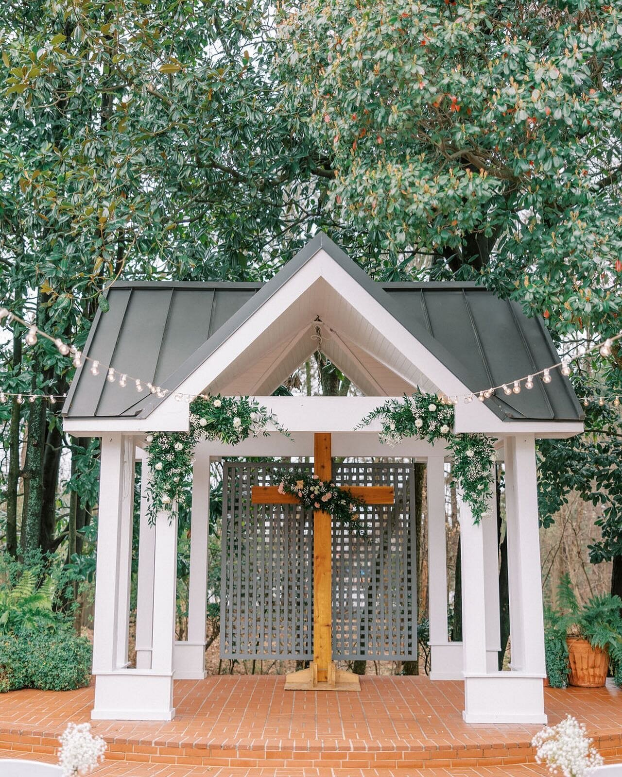 Happy Easter Sunday!

Having a faith centered ceremony outside of the church is still possible! This gorgeous wooden cross symbolizes your faith during the exchange of your wedding vows and can be used at any of our Magic Moments venues. We love it h