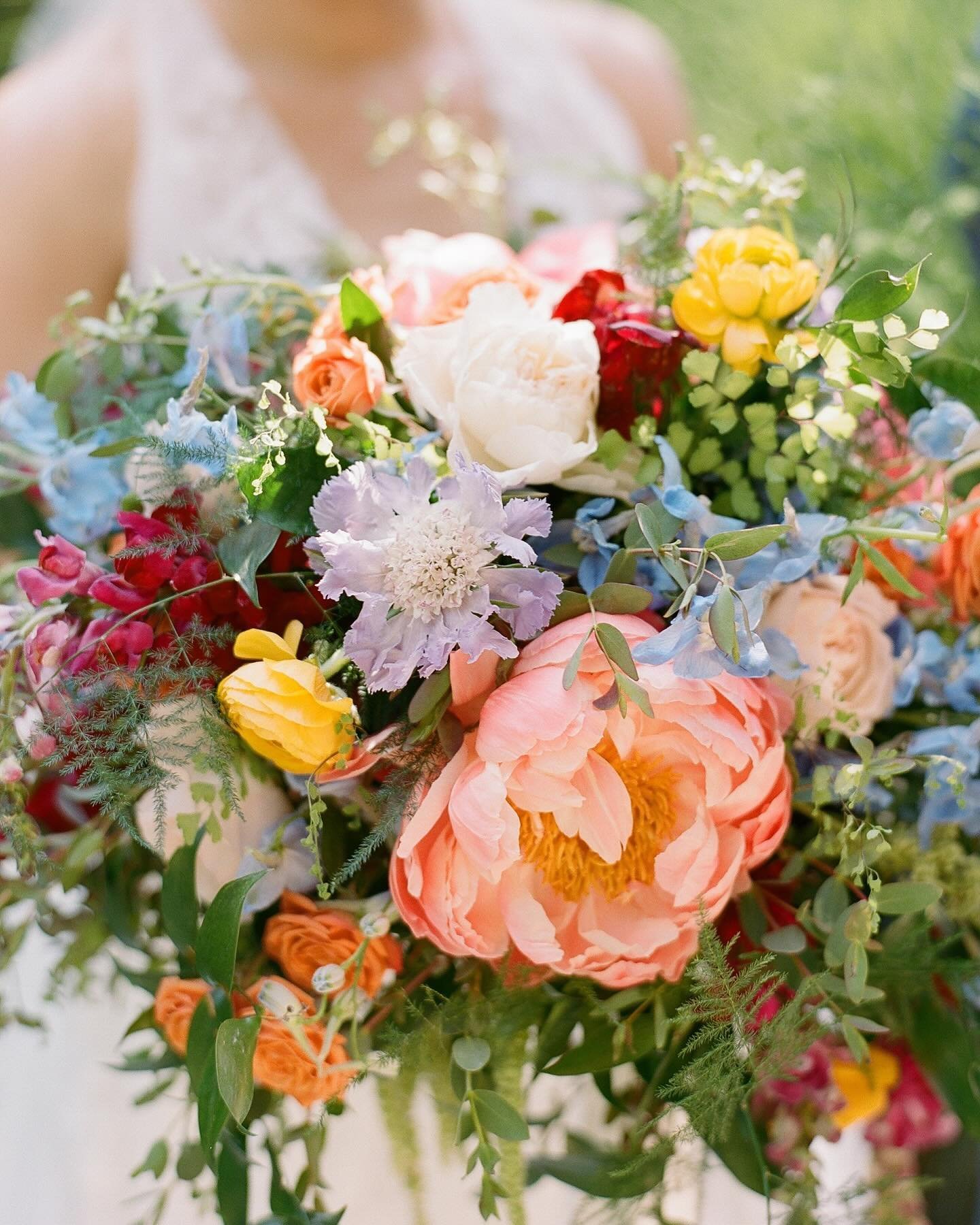 This bouquet is May. We cannot wait for more vibrant bouquets! As the months heat up, so do the color palettes and we are so here for it! 

Photo: @annashackleford 
Floral + Decor: @adedesignstudio
Catering + Service: @a_divine_event
Venue: @littlega