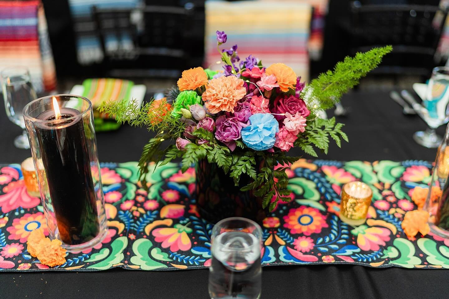 Cinco de Mayo means bright colors and festive decor, how could we not love it?! This celebration feels like the kick off to the season of vibrancy in events and we are so excited to embrace the sizzling summer months ahead! 

Photo: @mikemoonstudio
F
