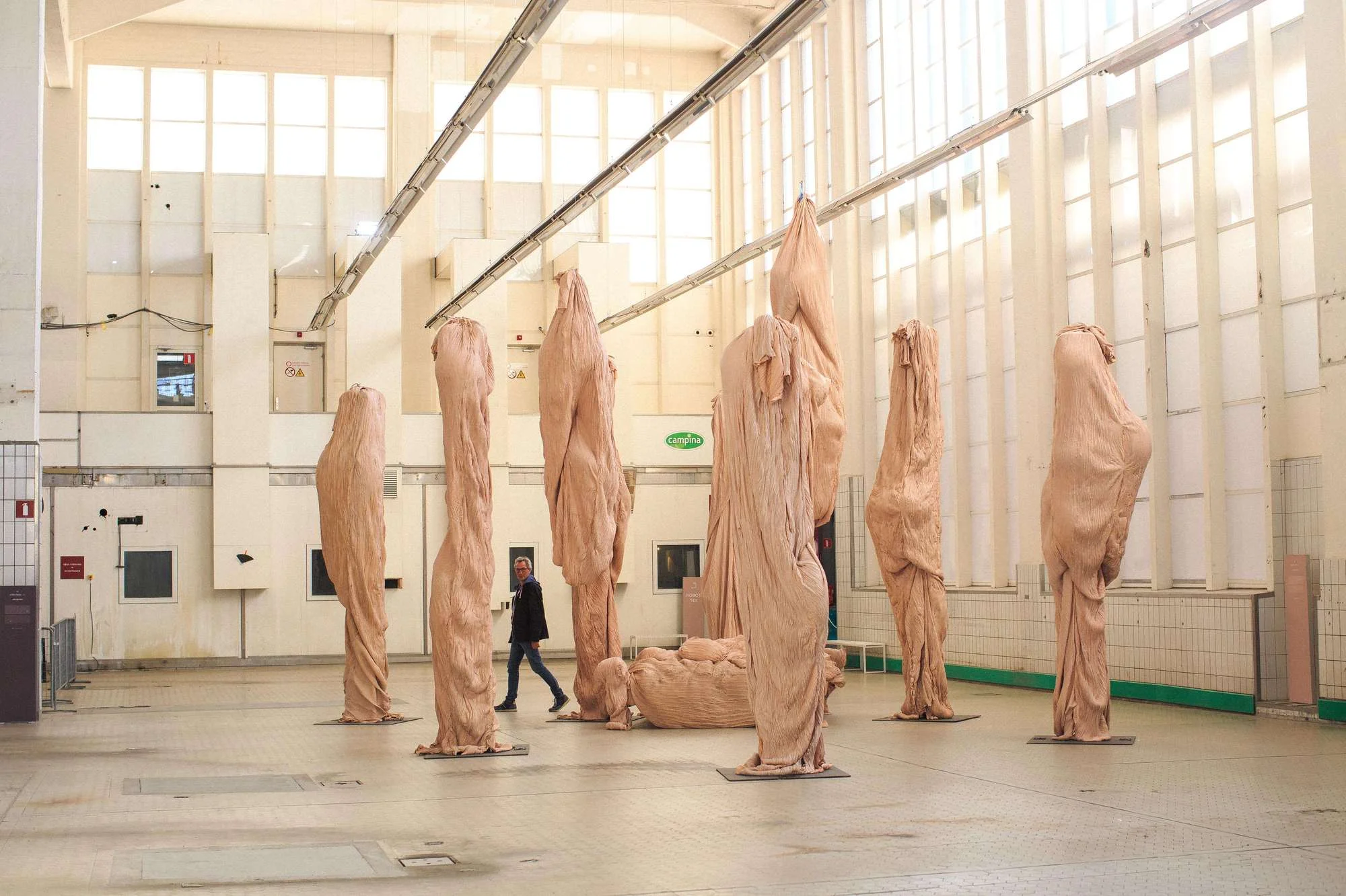 GROTTO, 2018, INTERACTIVE INSTALLATION A bunch of wrinkled skin. Should robots be smooth and cold machines resembling people? Maybe not.