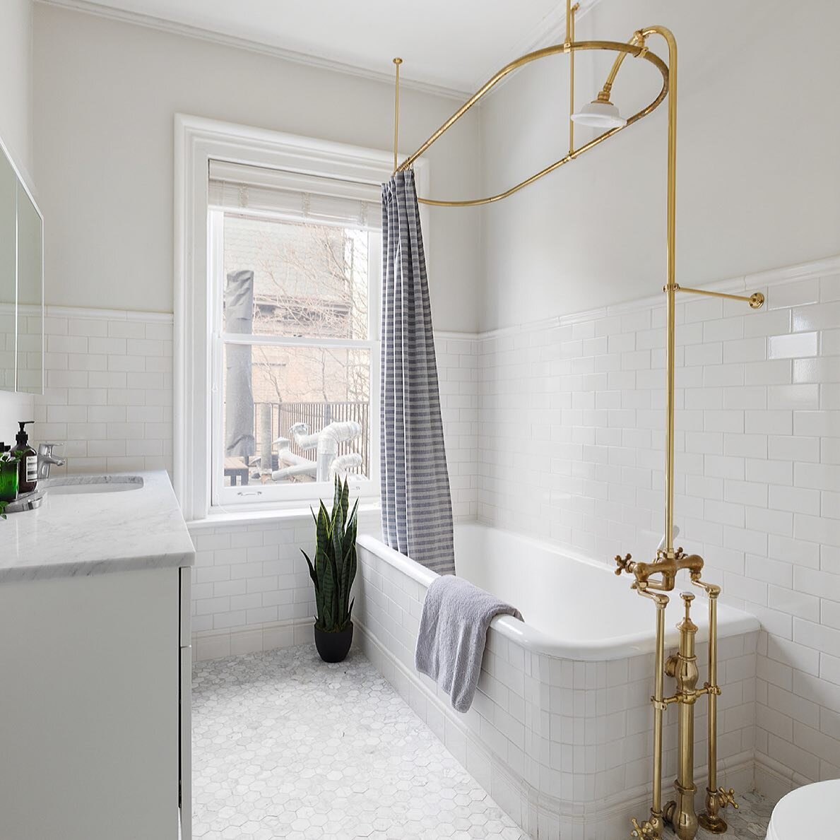 What's Your Favorite Winter Bath Time Ritual?  Share in the comments below. ✍️
.
Calgon take me away moments brought to you by our latest Brooklyn townhouse project. 🗝
.
338 Clinton Avenue Apt 4 is a townhouse floor through 2 bedroom with perfectly 