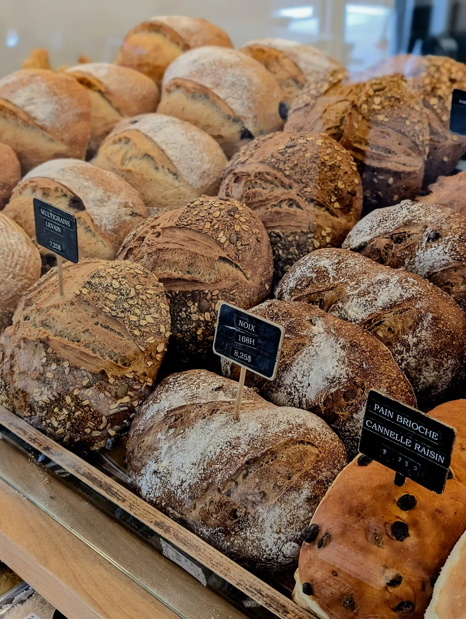 Variété de pains frais artisanaux offerts toute la semaine