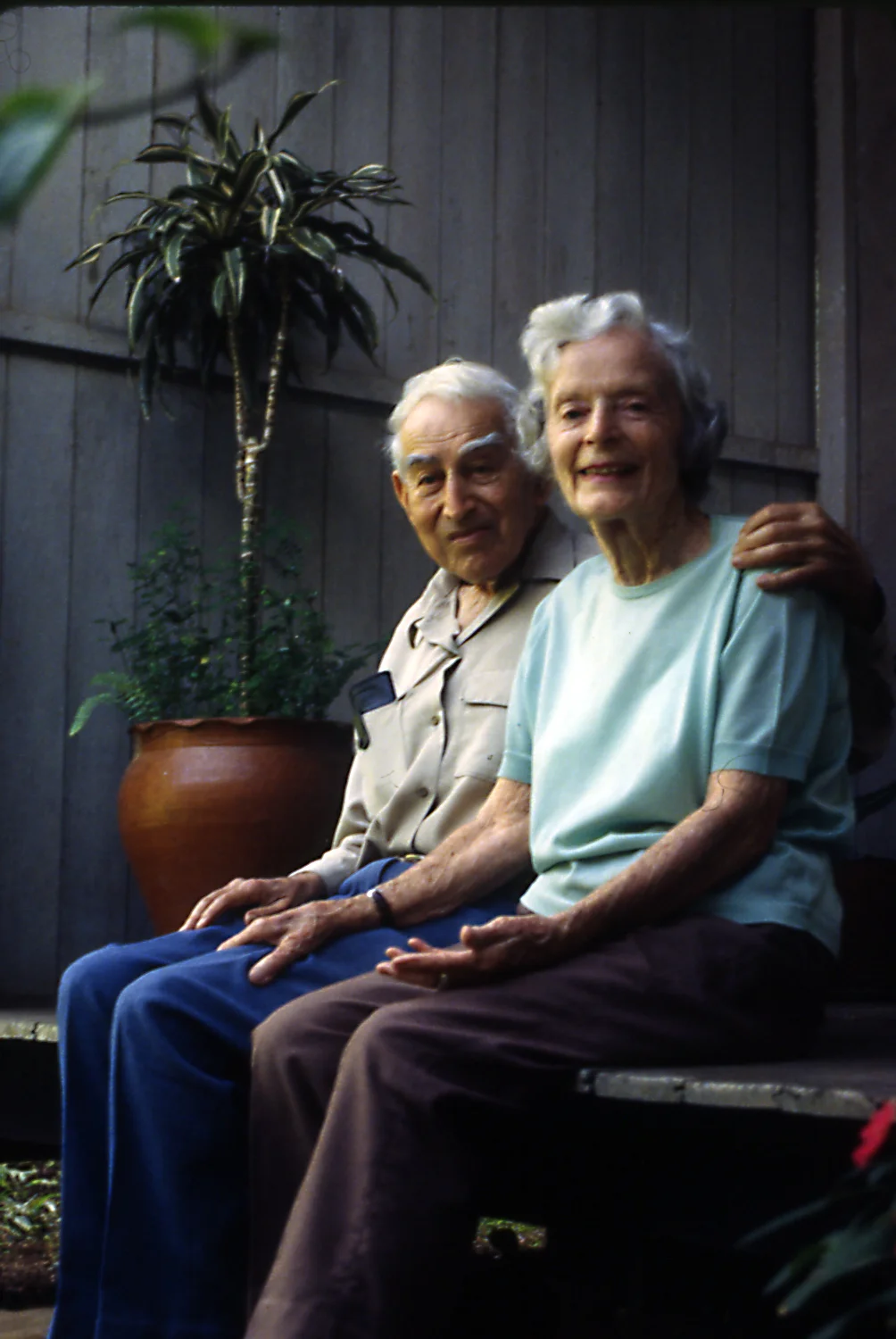 Alexander Skutch junto a su esposa Pamela Lankaster (Fotografía: tomada de la AFO, Association of Field Ornithologist)