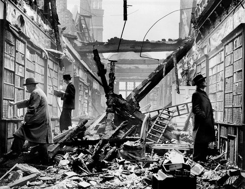 Composición fotográfica. Biblioteca en Londres tras bombardeo de la aviación nazi, II guerra mundial.
