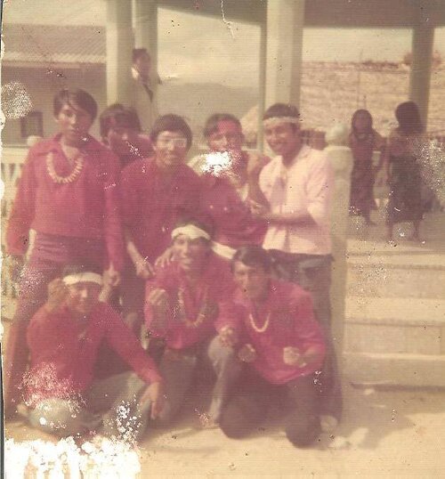 Estoy (cebaldo, sentado primero de izquierda a derecha) con amigos y cómplices de la obra teatral, escuela común, en algún febrero lejano (1975?) y en en el centro, Rengifo Navas, hoy Sagla Dummad (Cacique General) de la Comarca Kuna.