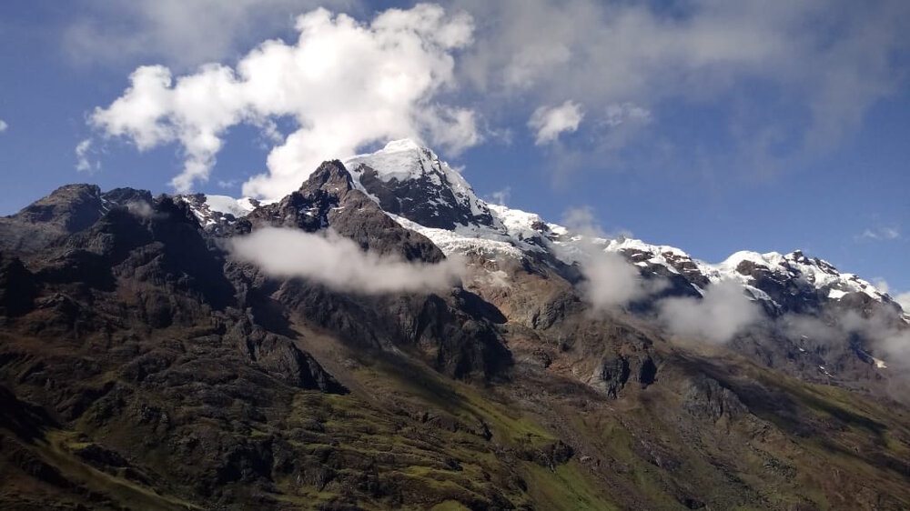 “...no se te ocurra decirle “cerro” que se molesta – el Apu Chicón, que coronado en nieve se levanta a un lado del río Wilkamayu...”