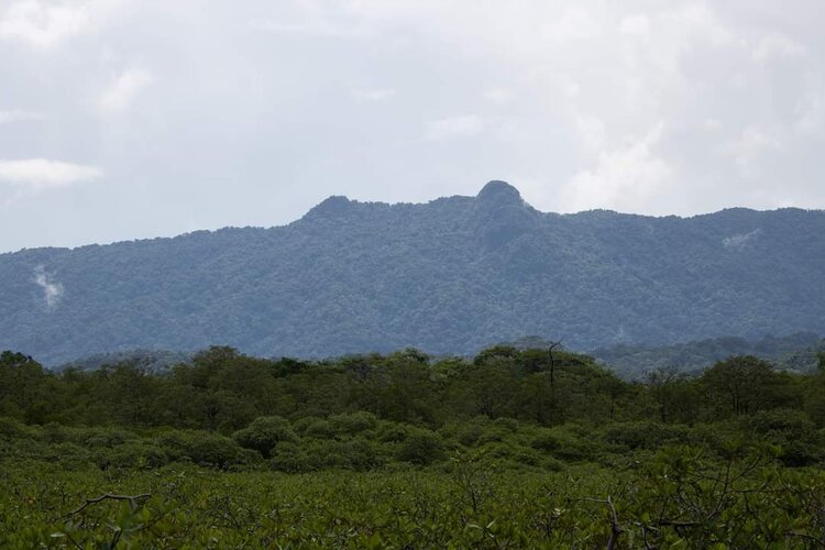 Cerro Ibedon, guardián de islas amorosas y de las aguas.