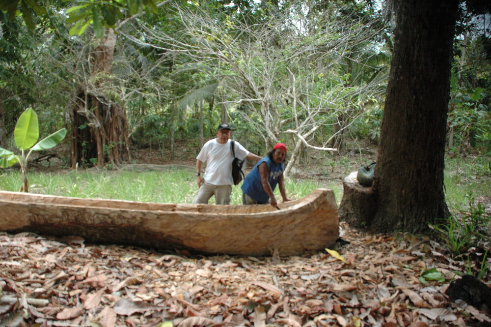 Abril 2014. En el bosque de Usdup. Cebaldo (izq), Cesarín y el    urgaggor    que el amigo cuidó desde semilla. Urgaggor: término en dulegaya para nombrar al cayuco o bote de madera, usado para navegar en la mar.