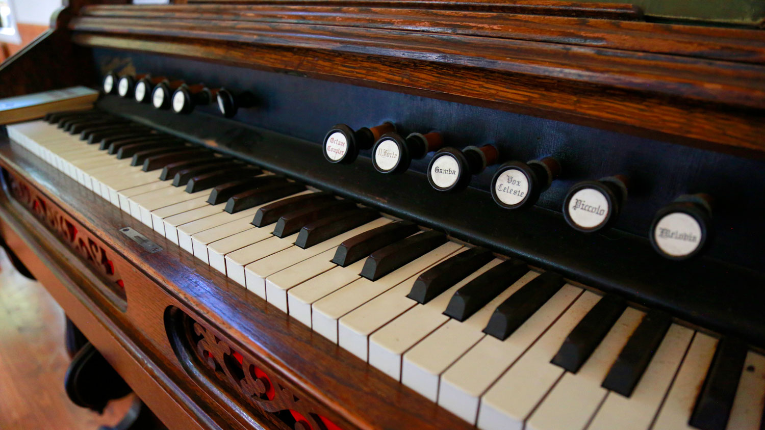keyboard on the antique church organ