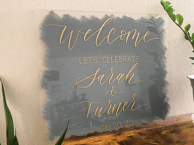 Acrylic welcome signs for all your modern wedding needs! Made custom with all the love and care! Orders available through Etsy, link in bio! &bull;
&bull;
&bull;
&bull;
#moderncalligraphy #acrylicsign #weddingsign #customwedding #weddingdecor #handdr