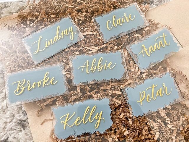 The Juliana Place Card has been a staple in our store, and we just can&rsquo;t get enough. The classic modern calligraphy brings out a warm and fun vibe for any event! &bull;
&bull;
&bull;
&bull;
#moderncalligraphy #acrylicsign #weddingsign #customwe