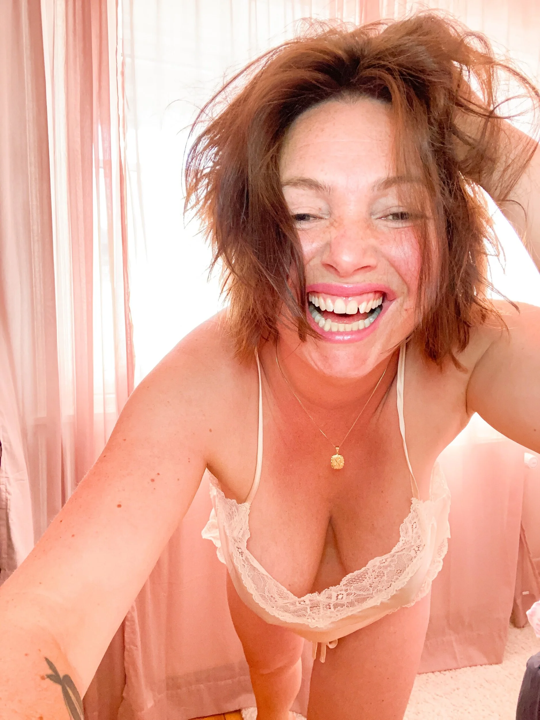 Det har var egentlig et “blooper/fraklip”. Skæve bananer, funny legs, hånden på kameraet. Men ved du hvad? Det er det billede jeg elsker allermest fra dagens session, så nu får du det smask in your face som det første i dette blogpost. YAY!