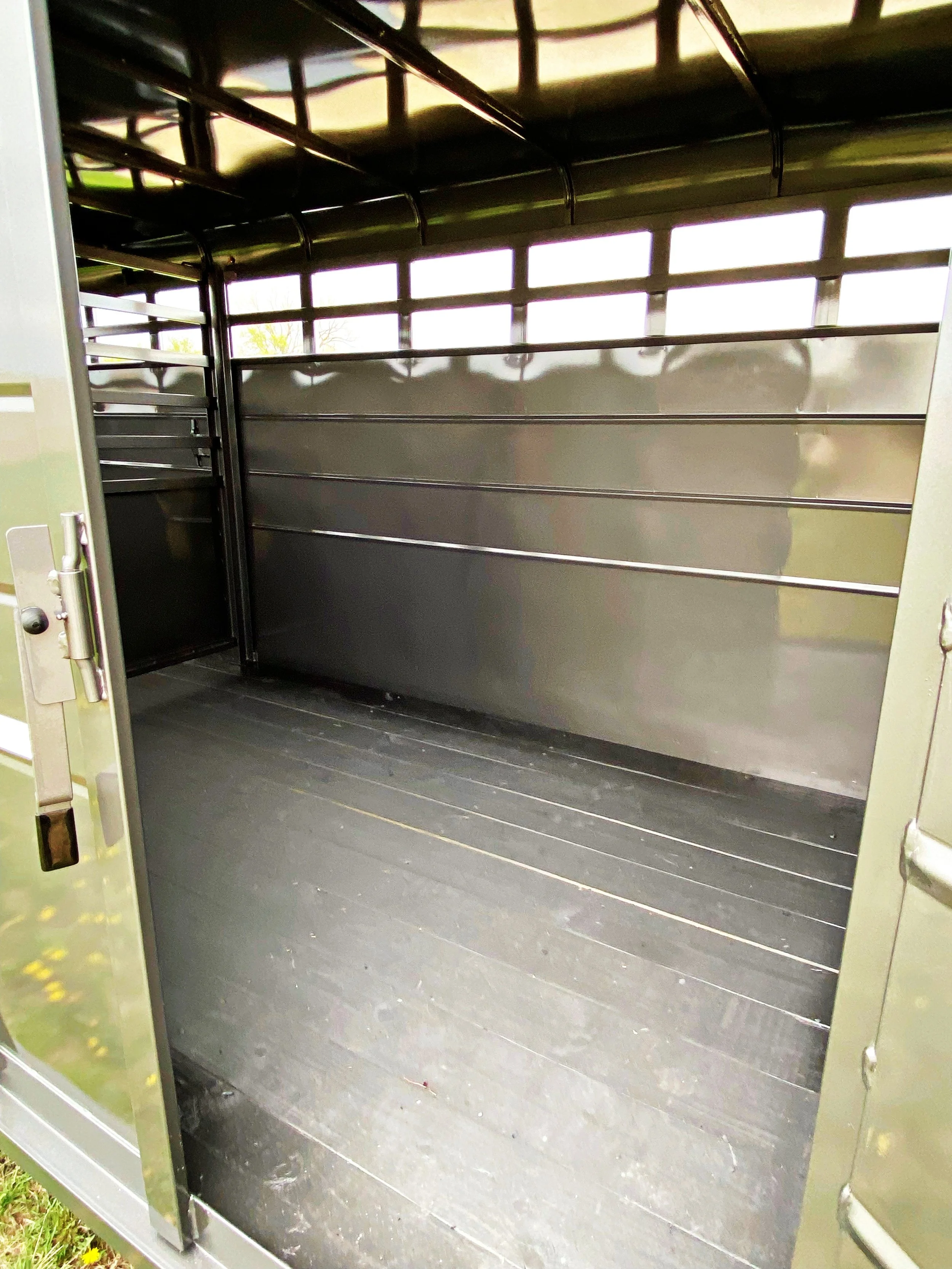 Gooseneck Stock Trailer 8.jpg