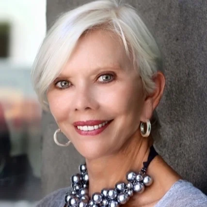 JAN BELSON As a designer and a visual person, Jan understands how important it is to look your best: "Glamour Project gives women, who are coping with adversity, the opportunity to realize that they are beautiful both inside and outside. The photos they receive from us are a reminder of their amazing beauty", says Jan. "The realization that I could become part of this transformative event is what drew me to becoming part of the organization. Every time I volunteer and give energy to a Glamour day of beauty, I too feel more beautiful.".