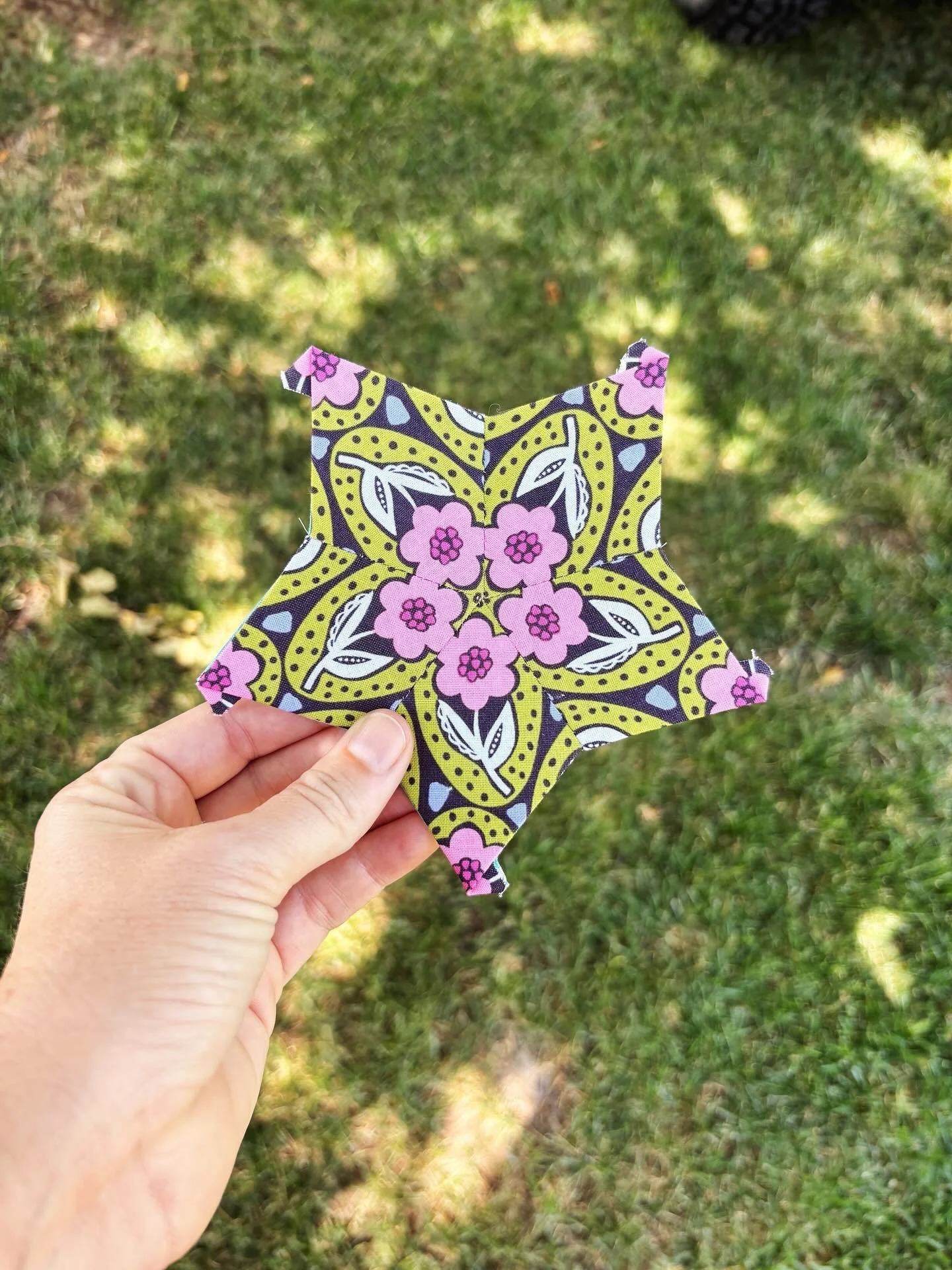 We&rsquo;ve spent the week with my parent. I decided to only bring my EPP. I sewed small hexies and worked on my Pirouette quilt. And&hellip;I forgot my mirror to help with fussy cutting 🤦🏼&zwj;♀️

I&rsquo;m still happy with how my centers turned o