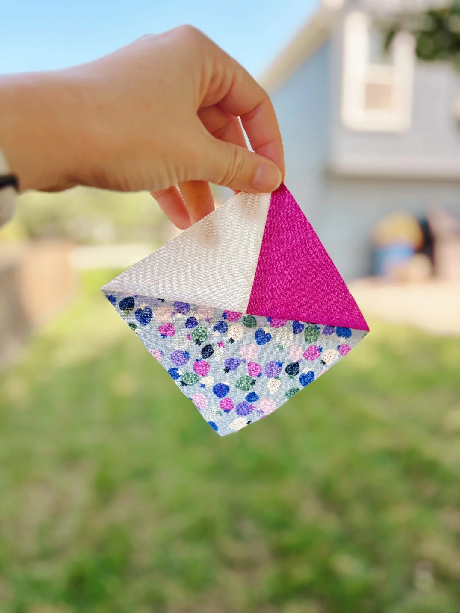 It's Quilt Block Sunday 💗

This week, I'm giving you a little sneak peak into my next pattern, Norva. I'm mocking this one up with some fun fabric from the sales shelf and of course, @pbsfabrics  Painter's Palette Solids.

This is one unit from the 