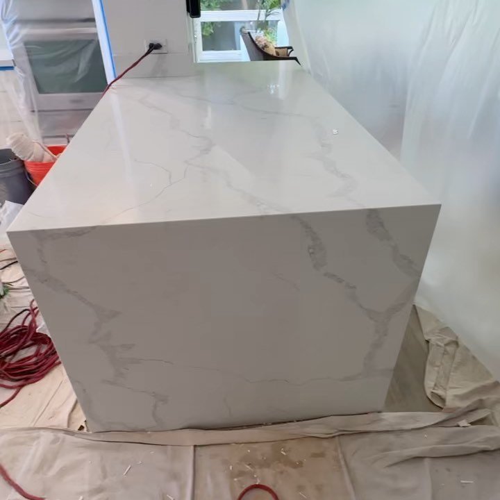 Kitchen renovation in process ⏳ We can&rsquo;t wait to see the final look! 

Custom kitchen countertop made in Radianz Quartz color: Calacatta Dolce 

#radianzquartz #quartz #engineeredquartz #radianzquartzsurfaces #custommade #installationview #kitc