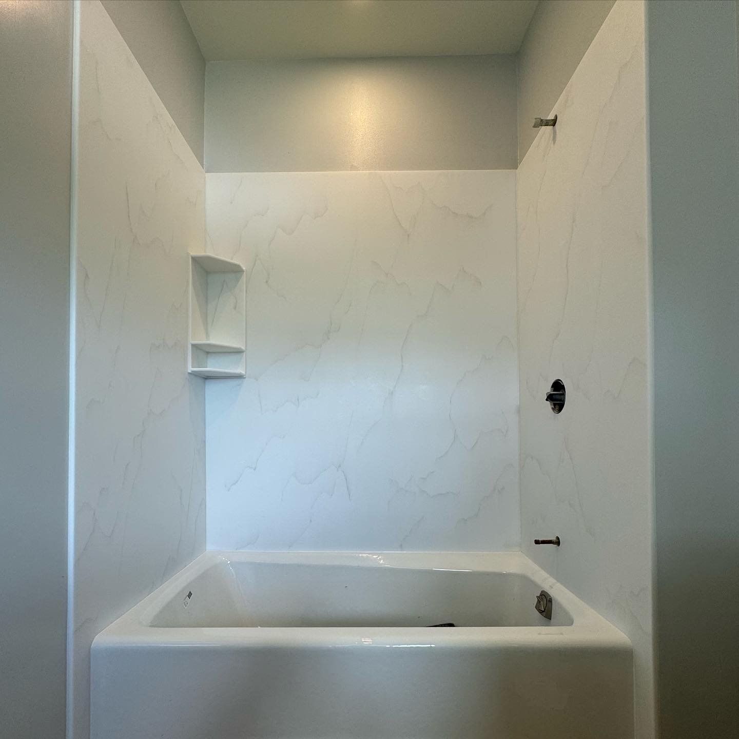 Freshly installed and looking sleek 🛁✨ Tub walls in solid surface acrylic offer a perfect blend of style and durability, making bathroom upgrades smoother than ever!

made in Staron Acrylic 
Color: Morning Sky 🌌 

 #BathroomGoals #AcrylicDesign #Ho