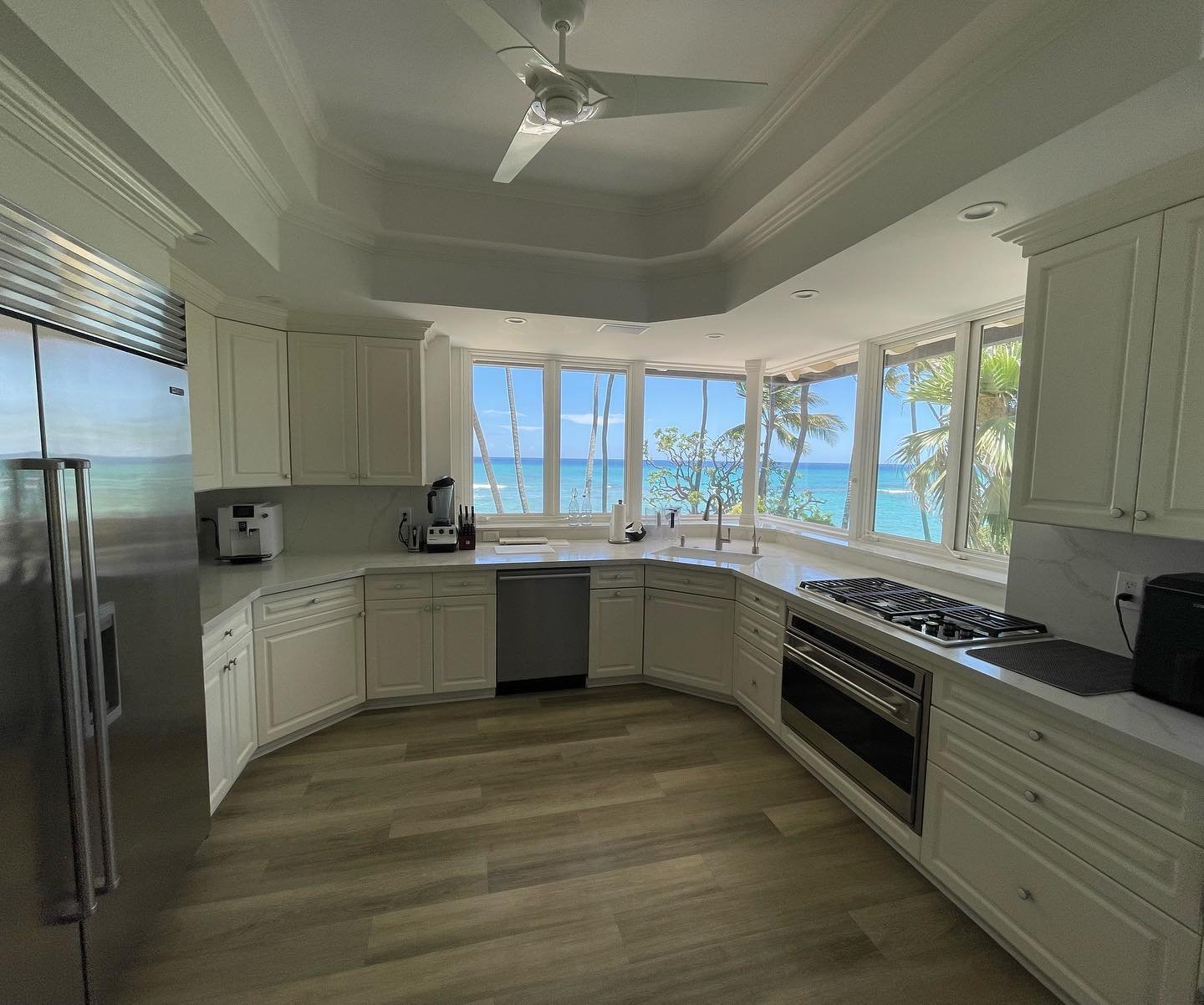 A gorgeous new kitchen to match the view 🤩🙌🏼 This renovation is officially complete! 

This kitchen countertop features: 
🔷 Backsplash extending to the cabinets 
🔷 Breakfast counter space with overhang for seating
🔷 waterfall edging 
🔷 windows
