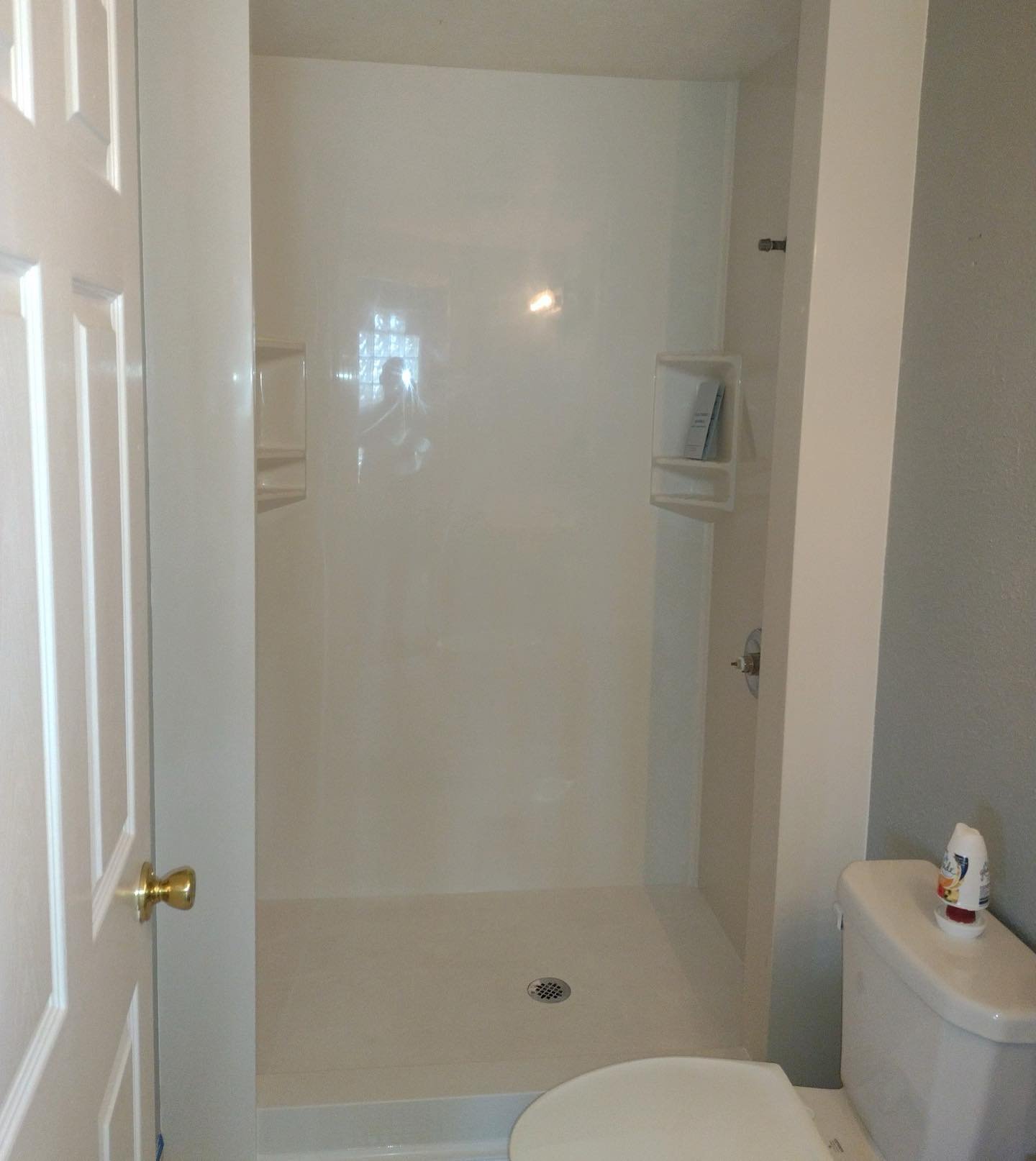 New walk-in shower crafted from cultured marble and installed by our team 🙌🏼 

Give us a call or visit our office to discuss your upcoming renovations! 

Color: Pure White ⚪️

#culturedmarble #showerdesign #showerrenovations #showerinstallation #sh