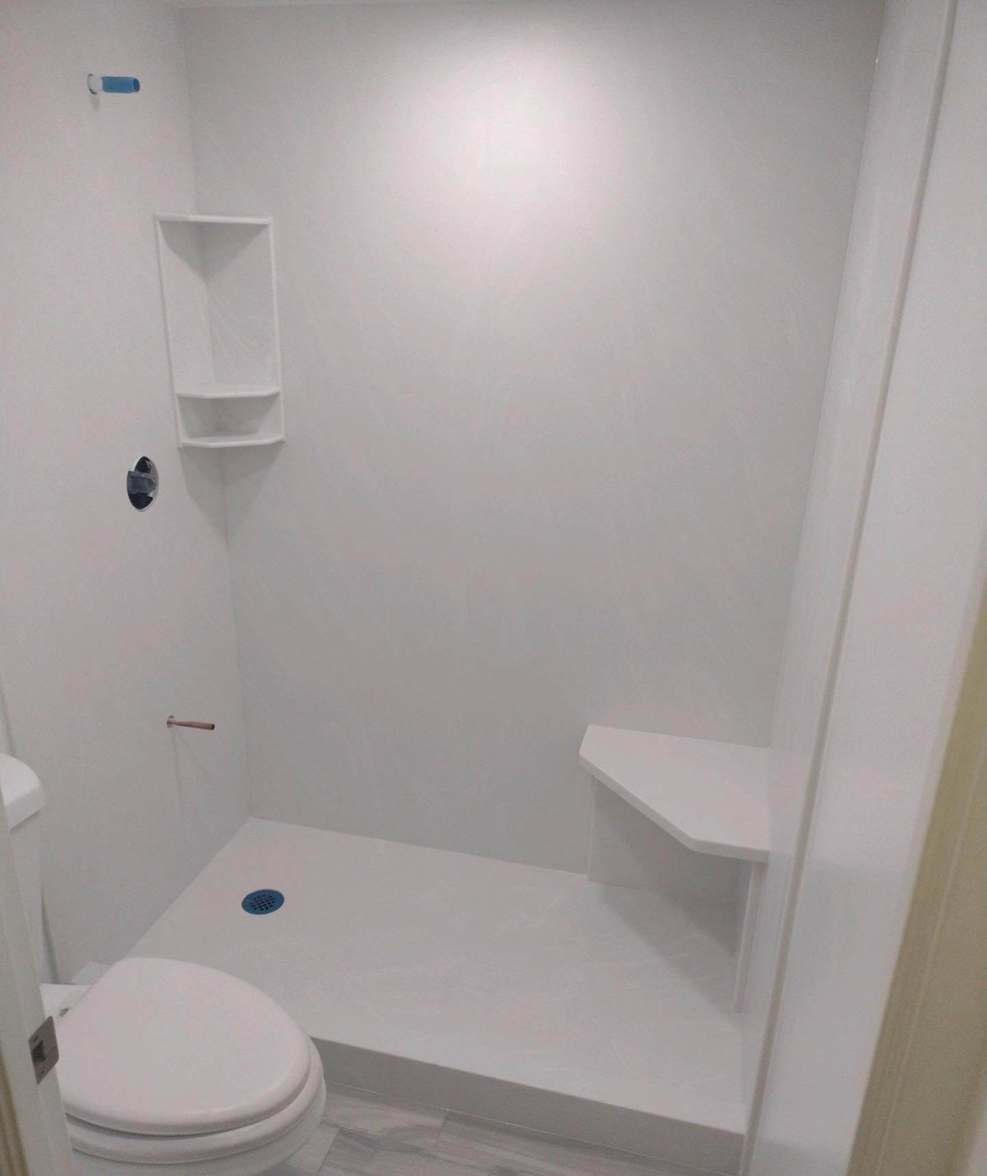 Choosing white for your shower walls can help to make the space feel more open, brighter, and overall timeless✨ 

This shower was custom made in solid surface acrylic. 
Color: White Onyx ⚪️
Brand: Corian @coriandesign 

#custommade #coriandesign #cor