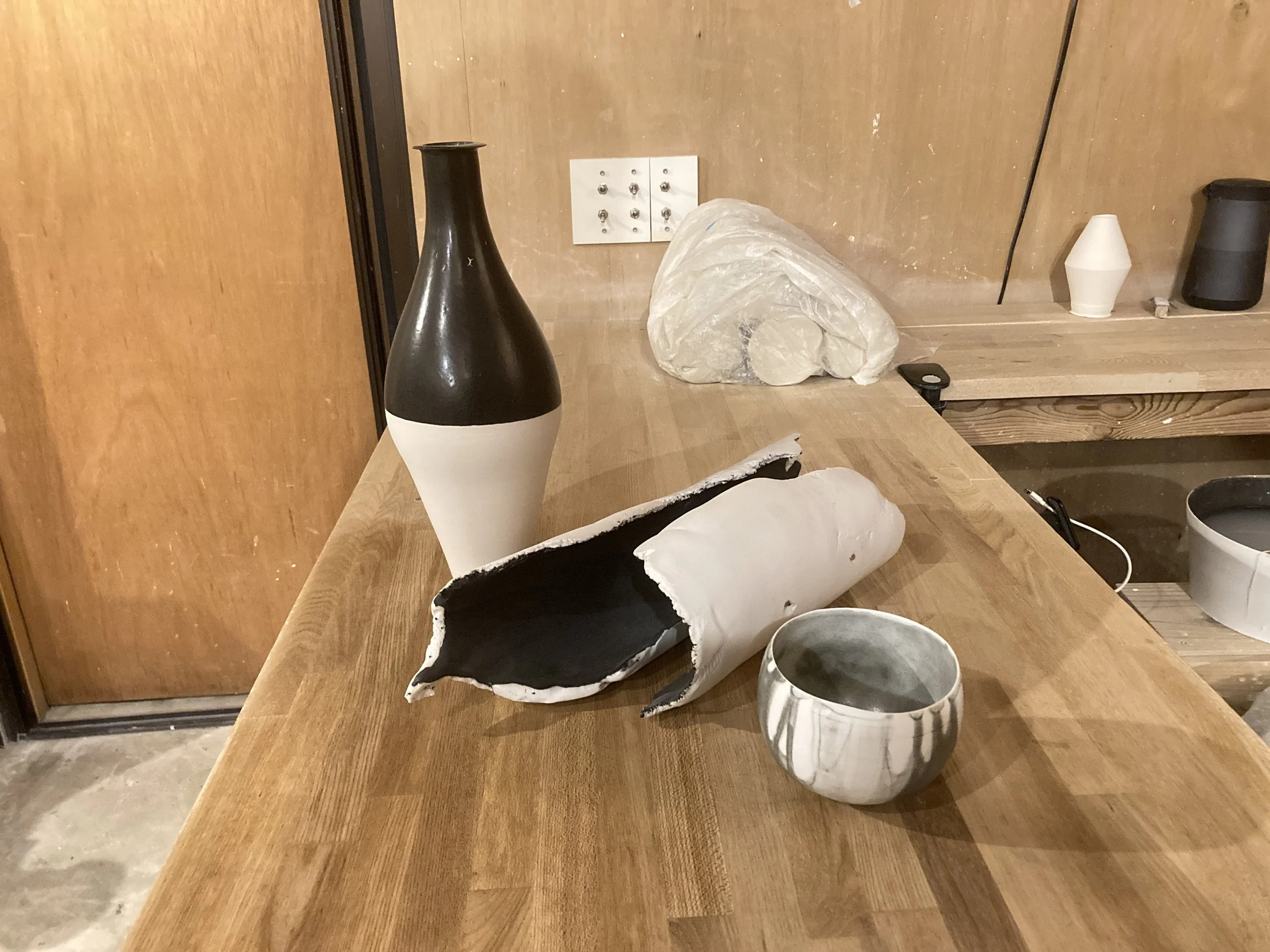 白黒の花入  30×12cm, 磁器, 2022年     グレーの茶盌  10×9cm, 磁器, 2022年     白黒のオブジェ  40×15cm, 磁器, 2022年