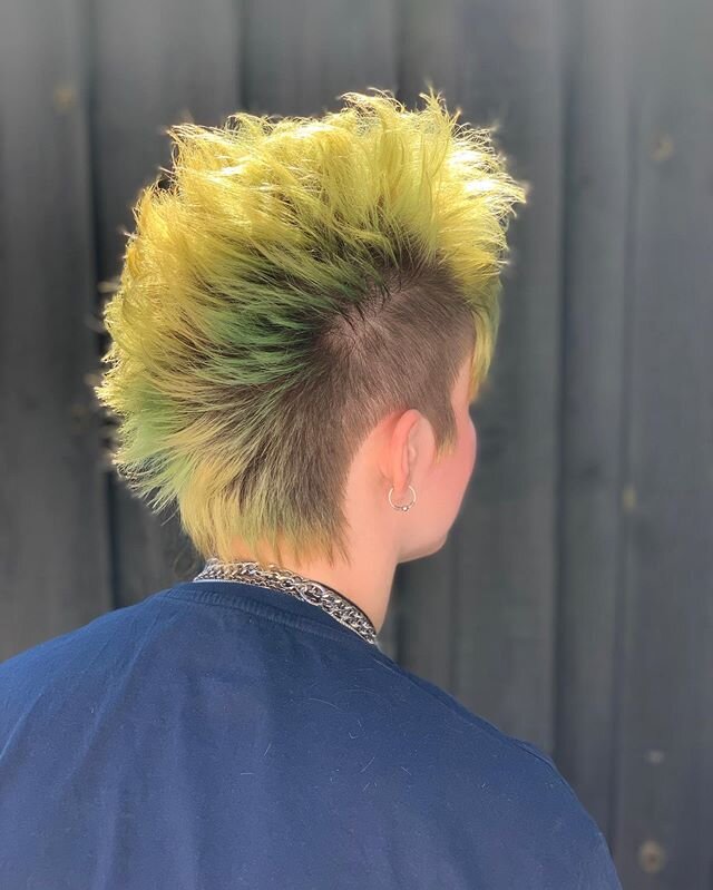 Agnete rocker punk looket💚🤘🏼 #teamgylvin #hairbygylvin #fris&oslash;r #fris&oslash;rhiller&oslash;d #punkstyle #punk #byensbedste #hiller&oslash;dnu #wildhair #greenhair #