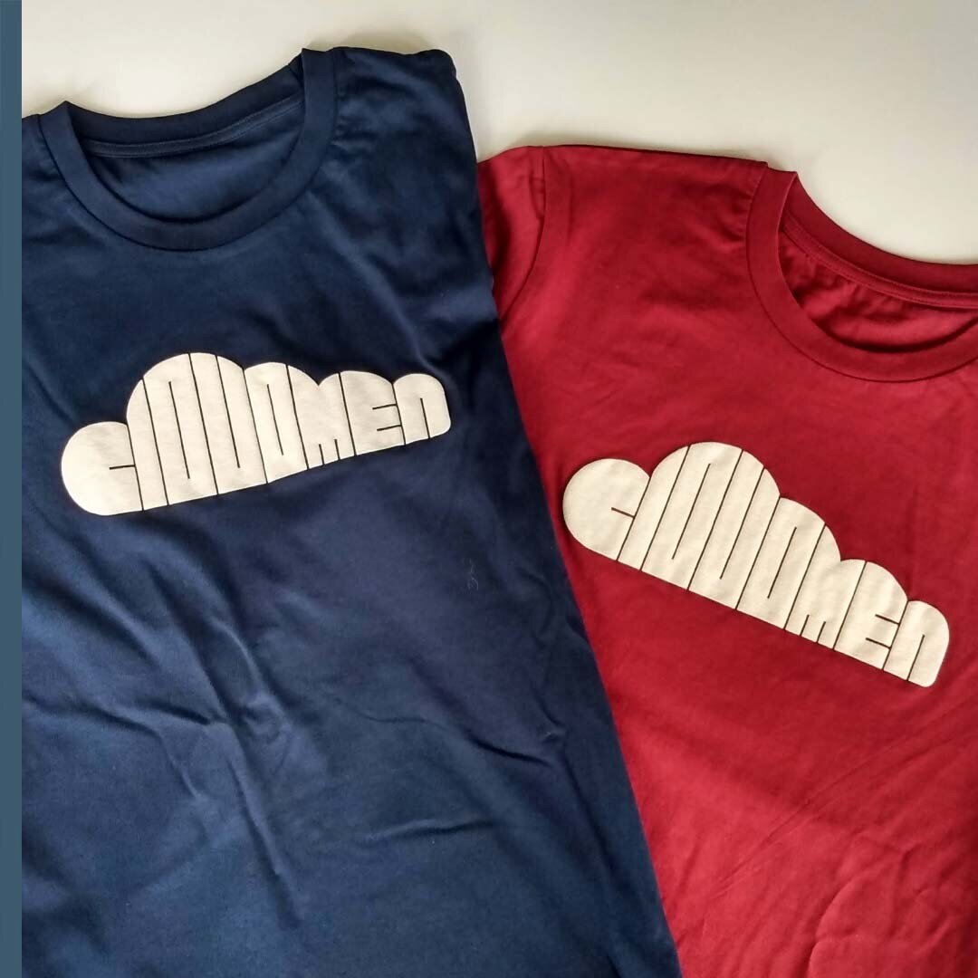 Na onze stijve polo&rsquo;s was het tijd voor een meer relaxte T-shirt waar we onszelf noch ons logo serieus nemen. Welke kleur vind je het meest geslaagd? Rood of Blauw?

De eerste 5 likes krijgen een T-shirt toegestuurd 👕📦