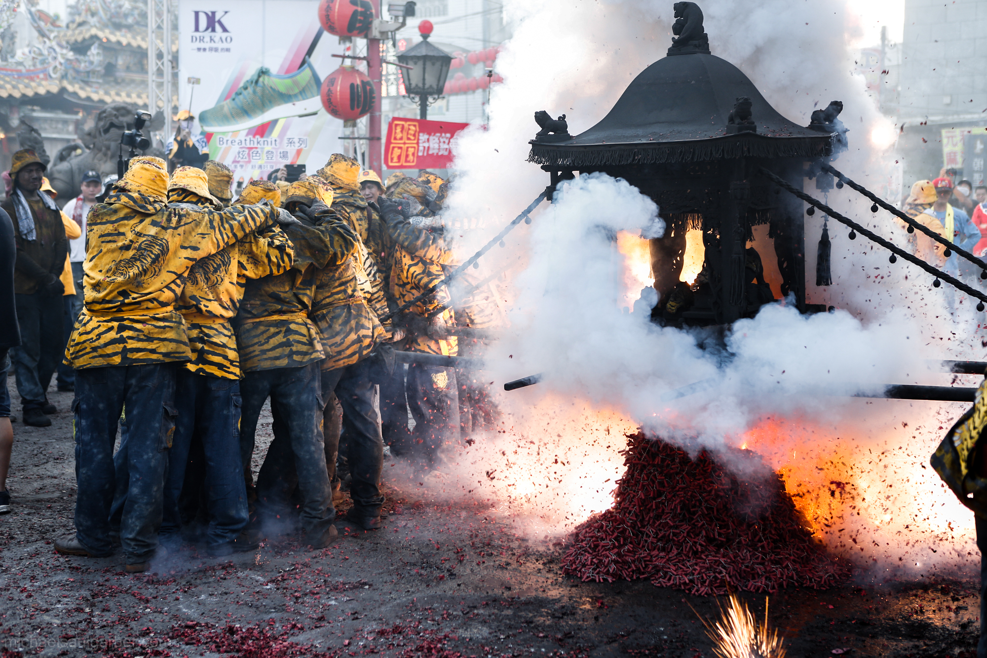 Bombarding the gods with fireworks, Beigang Chaotian Temple, 2017