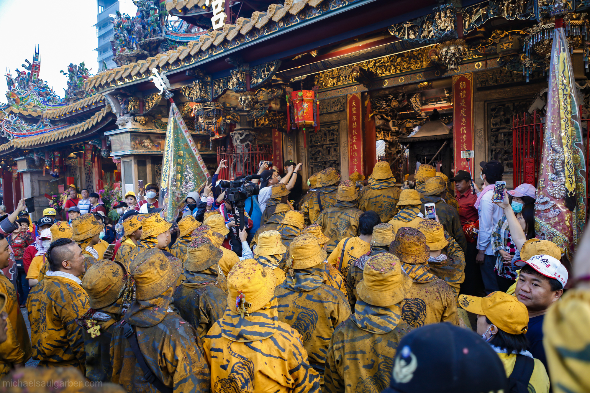 The tiger gods' palanquin enters the the temple, Beigang Chaotian Temple, 2017