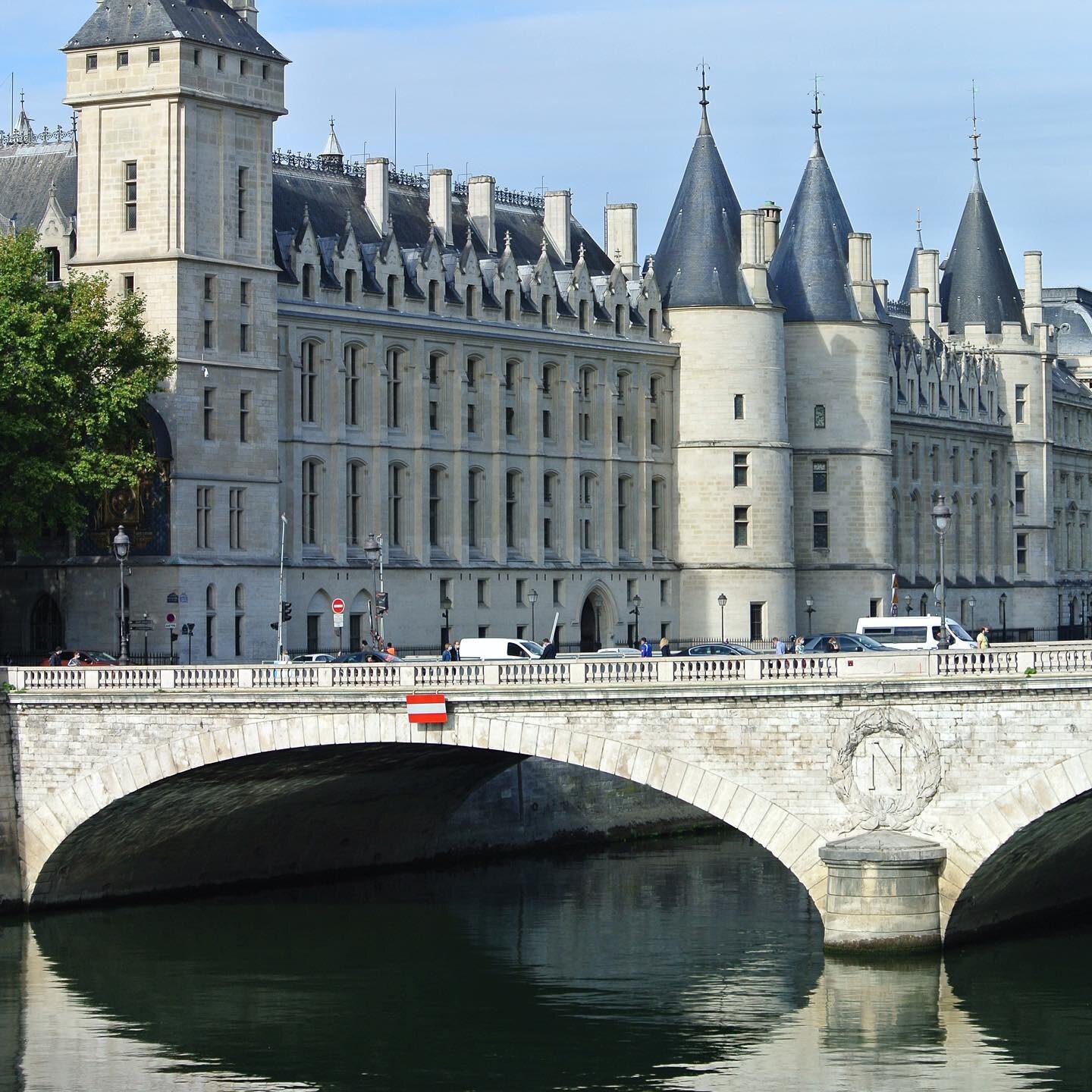 Conciergerie-Pont-au-Change-Parisology.jpg