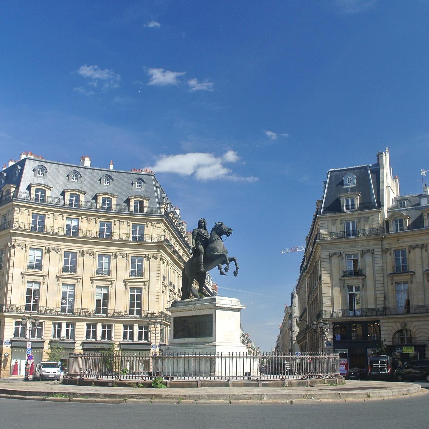 Place-Victoires-Louis-XIV-Statue-Parisology1.jpg