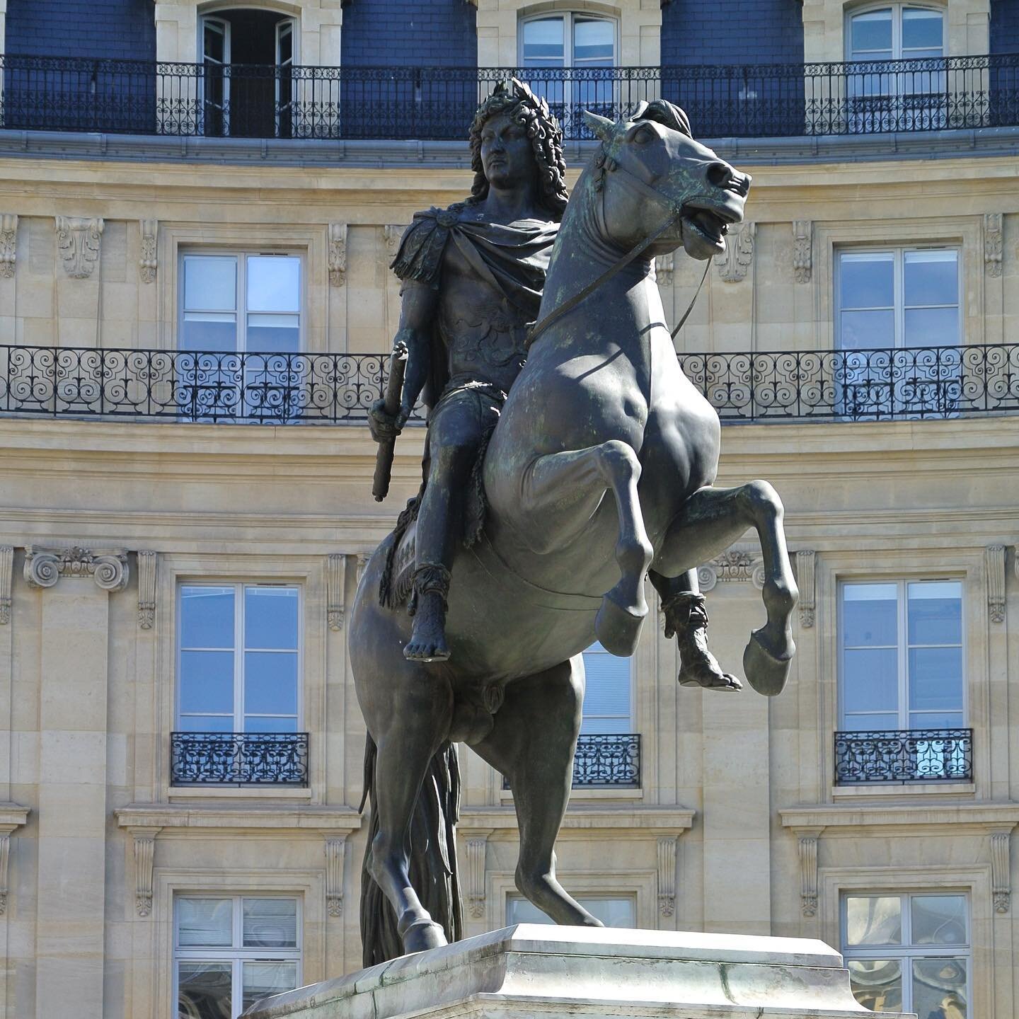 Place-Victoires-Louis-XIV-Statue-Parisology2.jpg