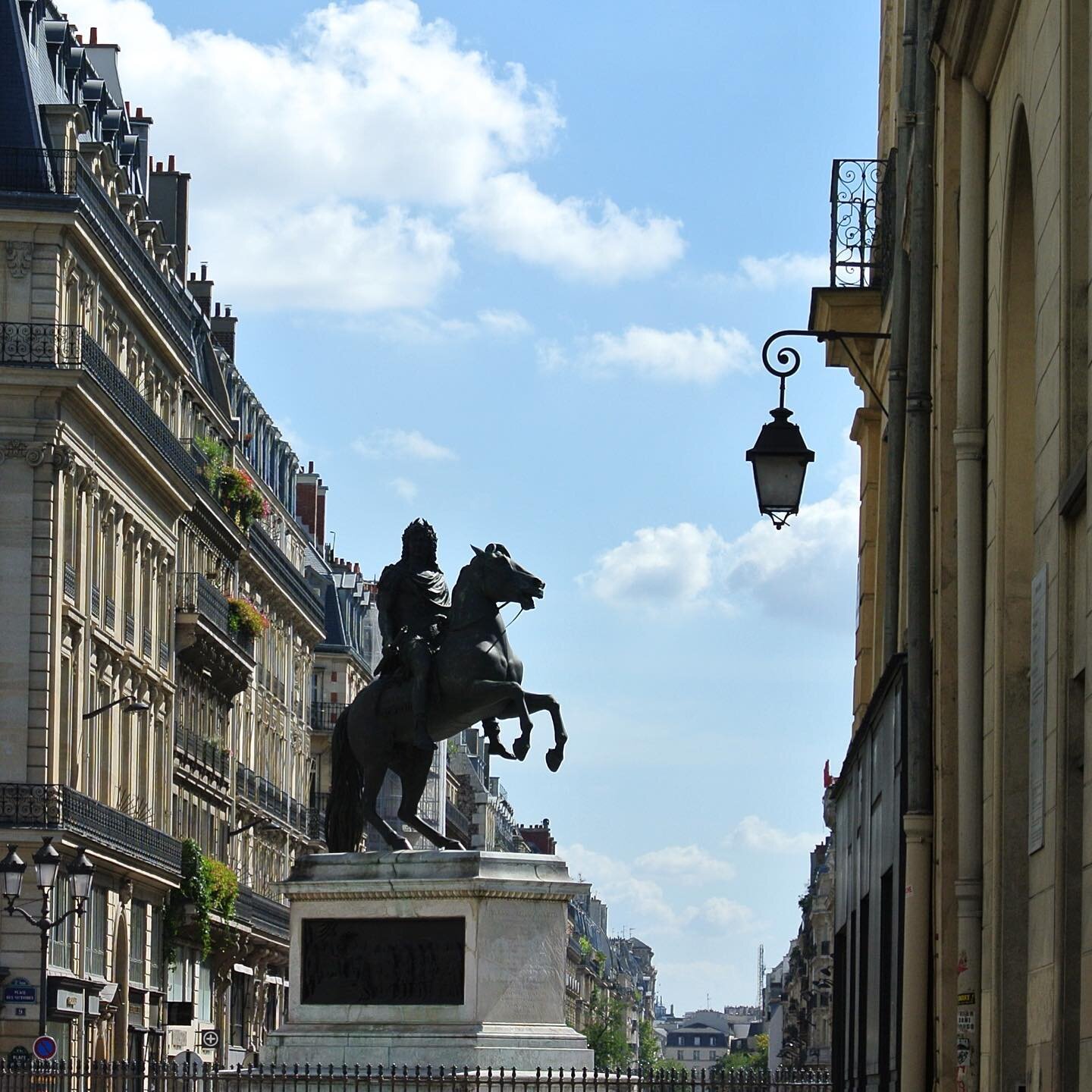 Place-Victoires-Louis-XIV-Statue-Parisology3.jpg