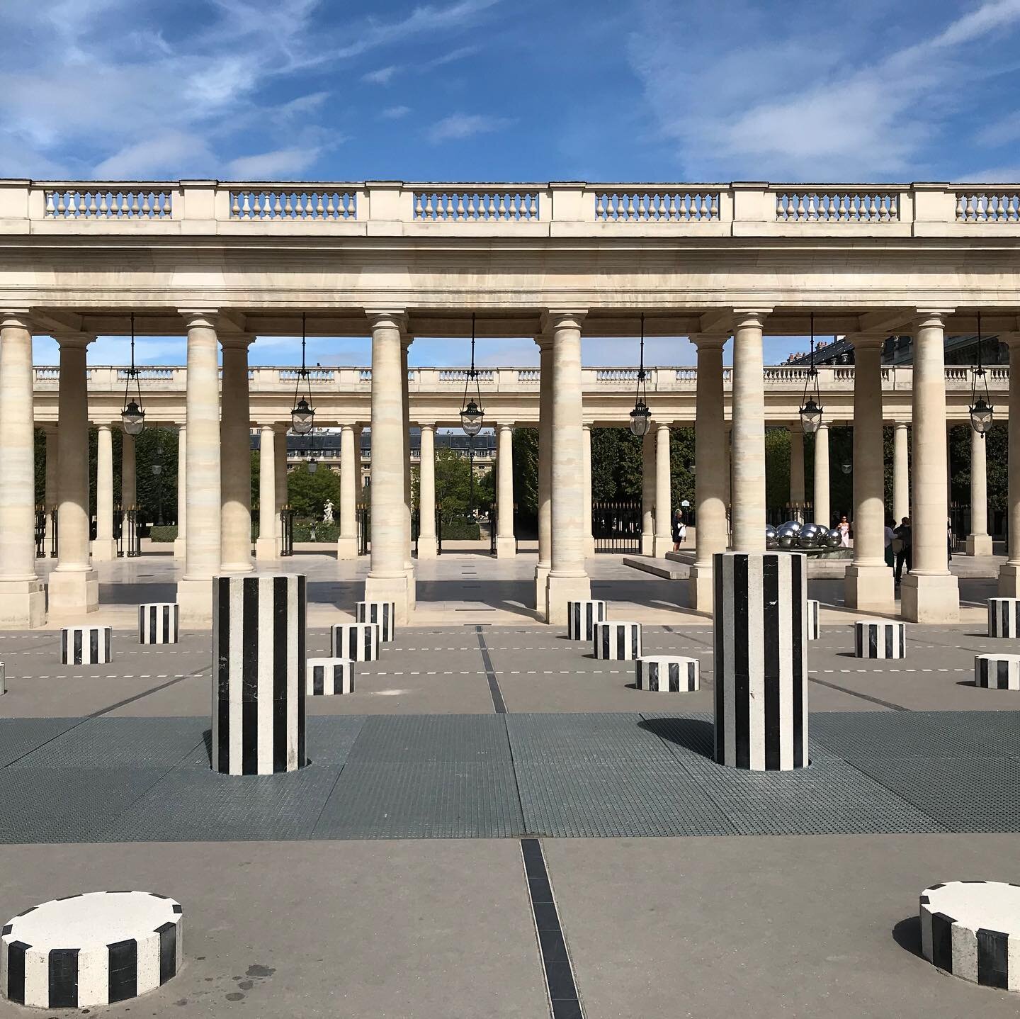 Palais-Royal-Colonnes-Buren-Parisology.jpg