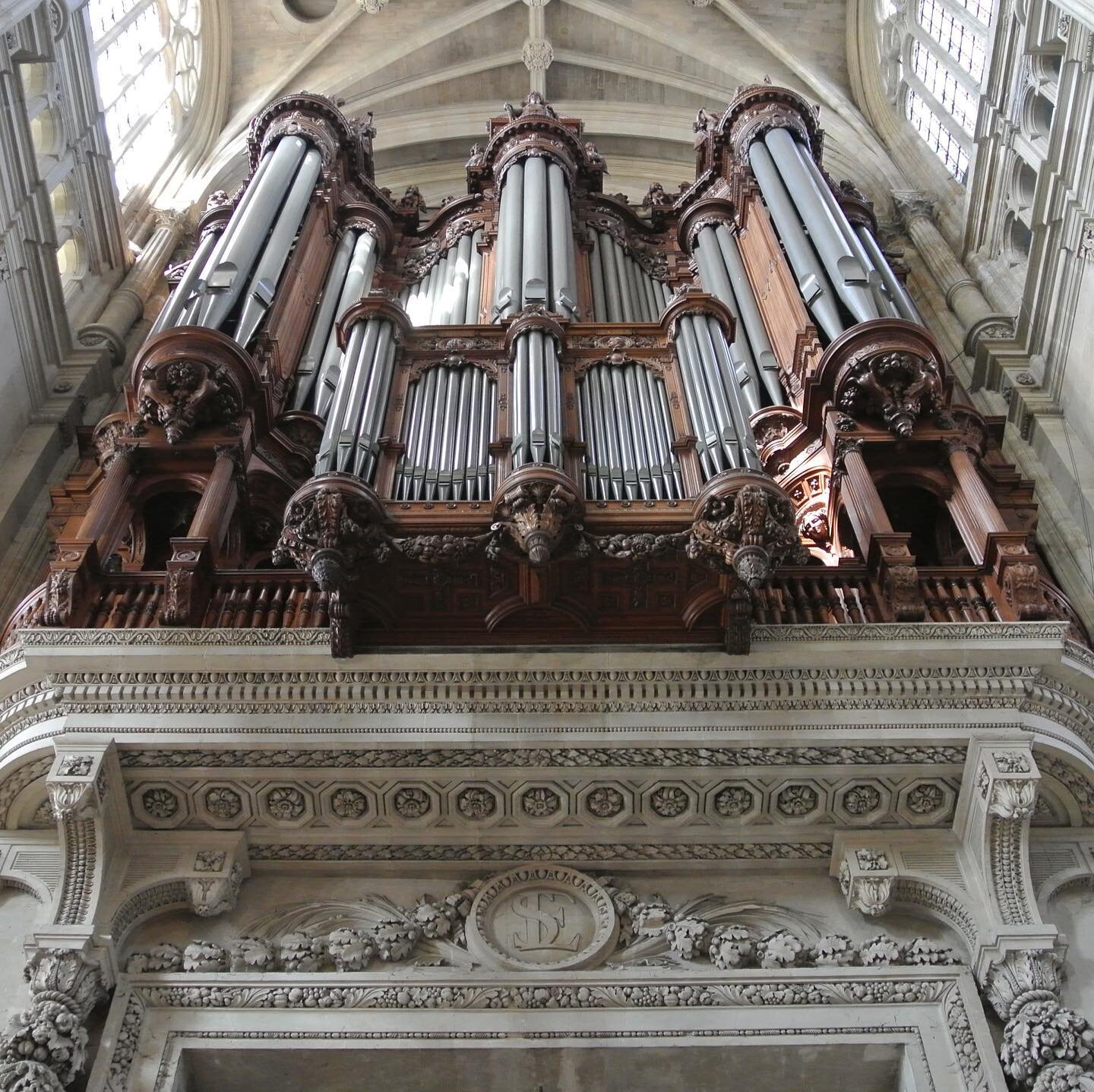 Saint-Eustache-Church-Organ-Parisology.jpg