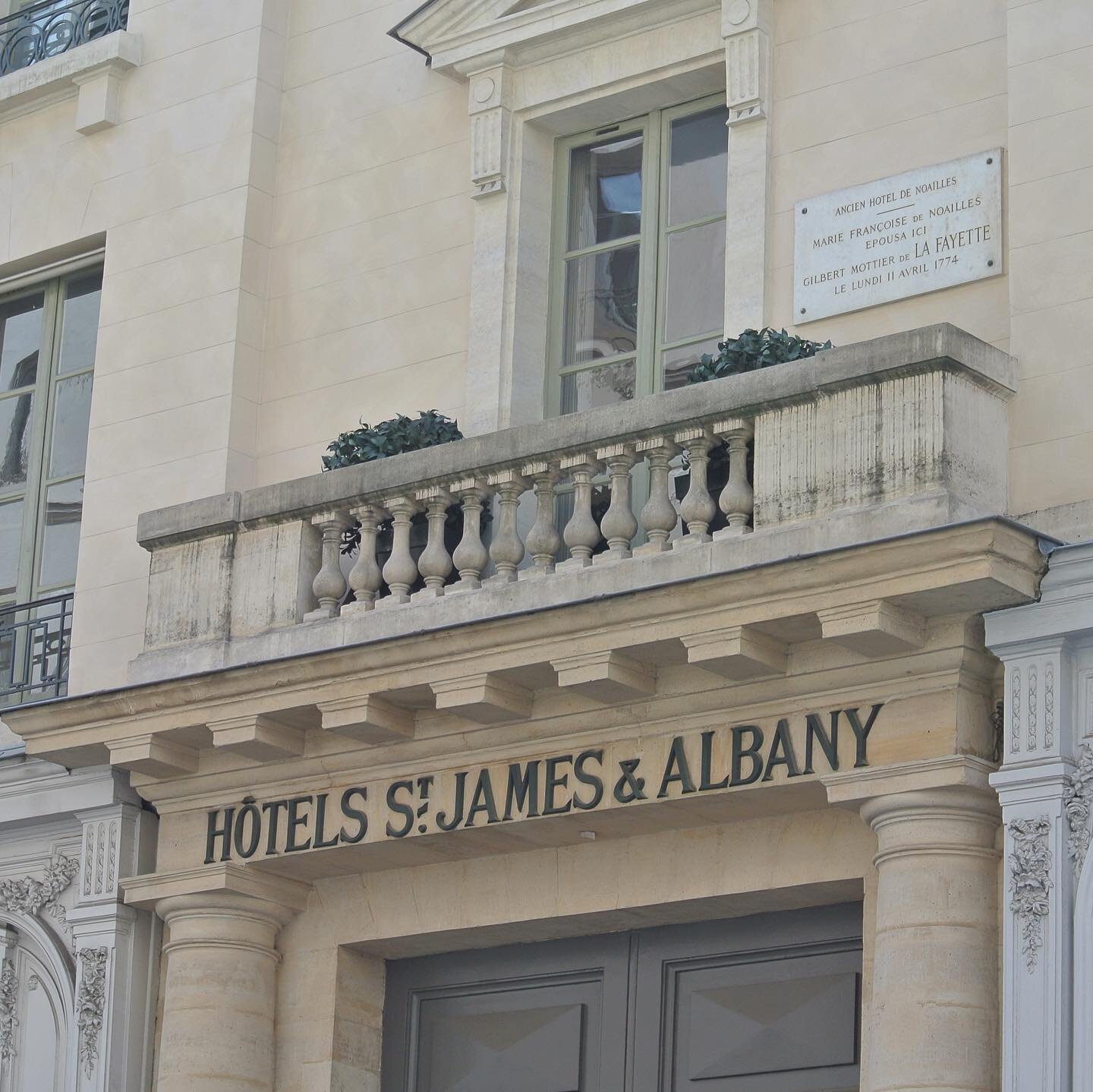 Hotel-St-James-Lafayette-Plaque-Parisology.jpg