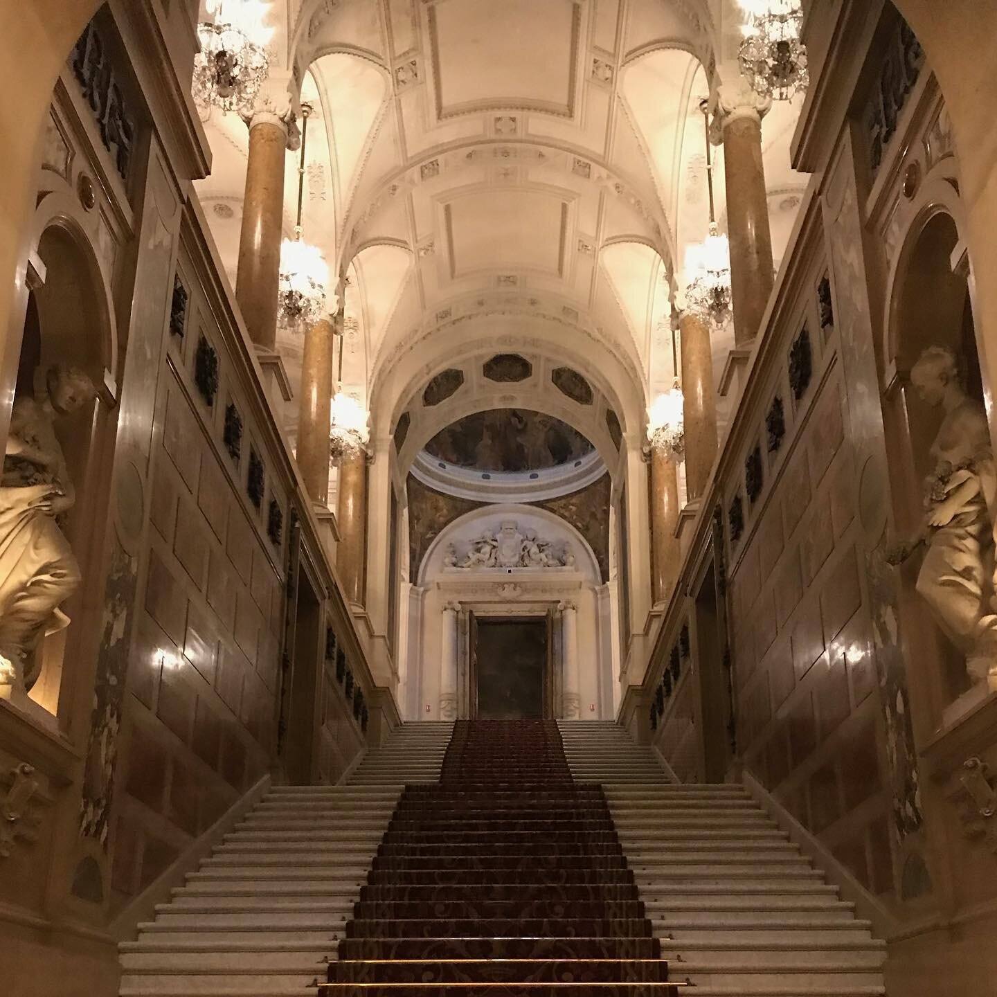 Hotel-de-Ville-Grand-Escalier-Parisology2.jpg